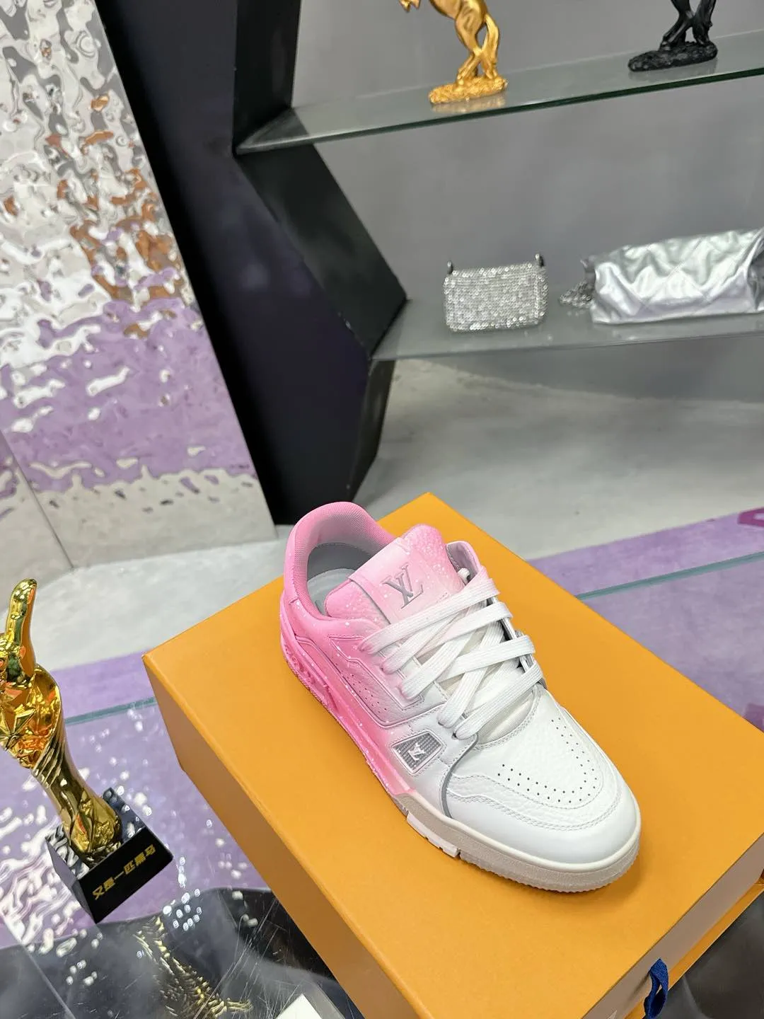 Men's men's shoes💰840❤️❤️❤️ (craft style, hand-rubbed, distressed, solid color, couple style) Original development, quality shipment, welcome to compare ❥❥❥❥❥❥LV sneaker series LV Trainer Maxi sneakers introduce the loose silhouette of the ready-to-wear series into the LV Trainer sneaker design written by Virgil Abloh, making an eye-catching appearance at the 2023 spring and summer men's wear show. The cow leather upper is combined with rough fabric laces, and colorful beading highlights the brand's classic elements. LV letters mark the tongue and Monogram floral outsole. Mixed materials Made of first-layer cowhide, wrapped in imported custom-printed denim, thick shoelace design, large Monogram print on the side, "lv 54" badges on the tongue and heel, rubber outsole decorated with Monogram flowers, mesh lining and cotton feet, the comfort is as extreme as ever, premium heritage, quality first, worth owning! Size: 35-40 for women, 39-44 for men (45 and 46 are custom-made and non-returnable) ♡Full set of packaging with original gift box